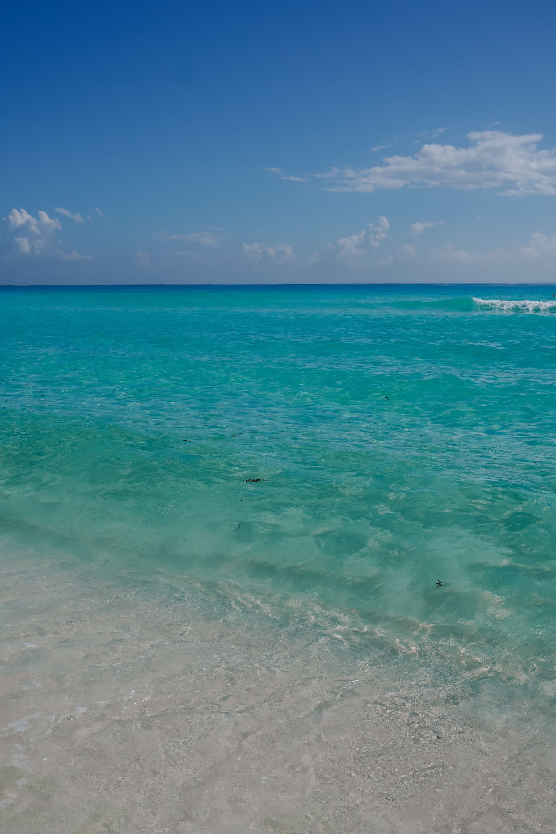 Mar turquesa real en una playa de Cancún, Quintana Roo