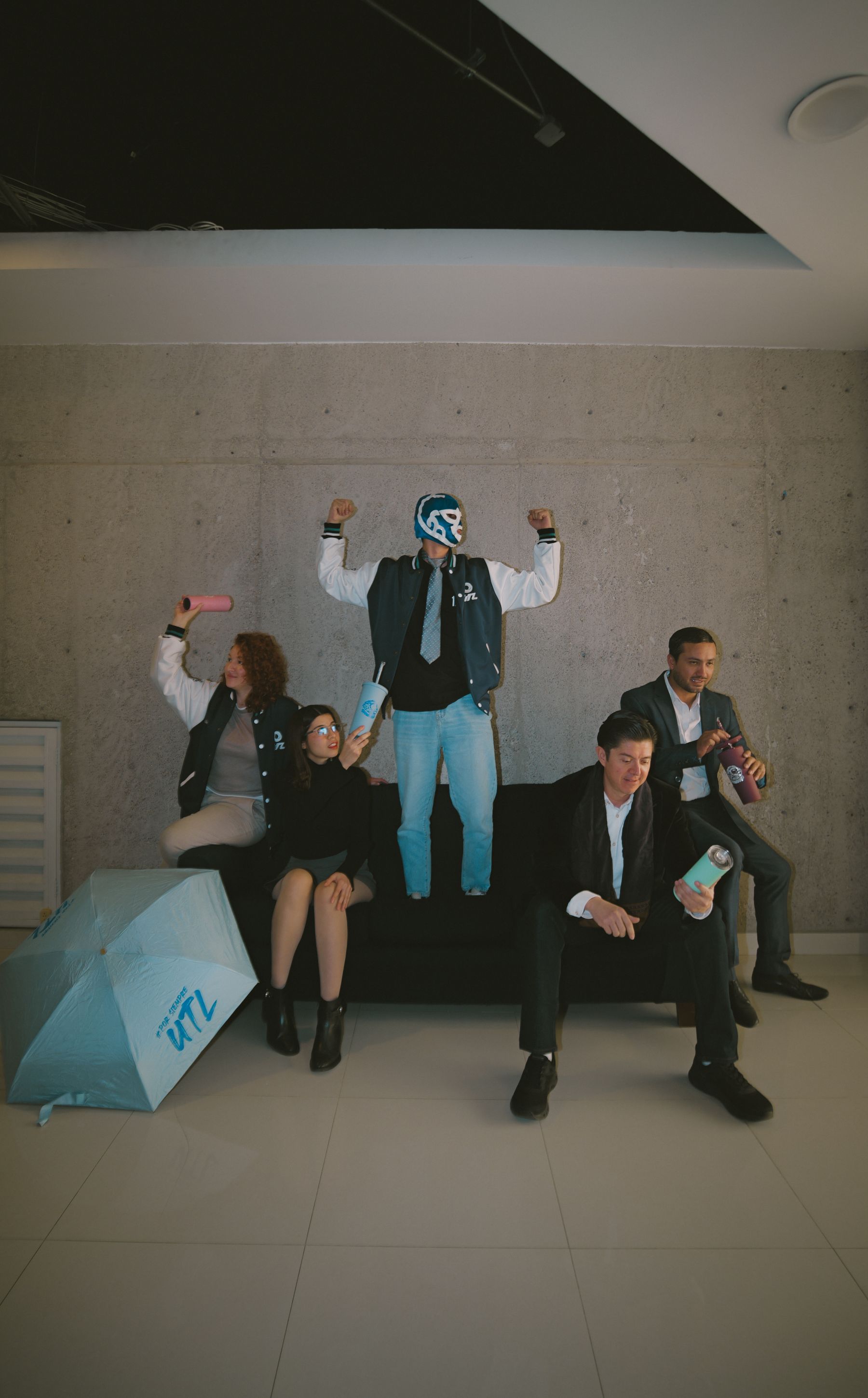 Equipo de trabajo celebrando en una oficina de León, Guanajuato